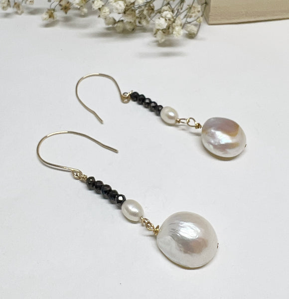 Black and Pearl Earrings minimal